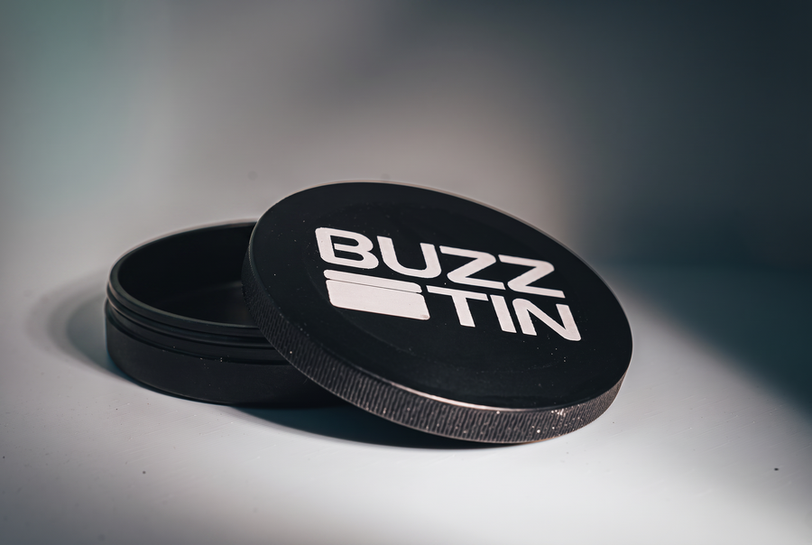 Buzztin Round Slim in Matte Black with lid open